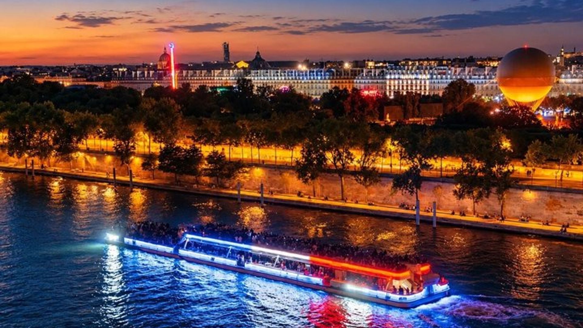 Paris: Evening Lights Cruise with Legendary Bateaux-Mouches