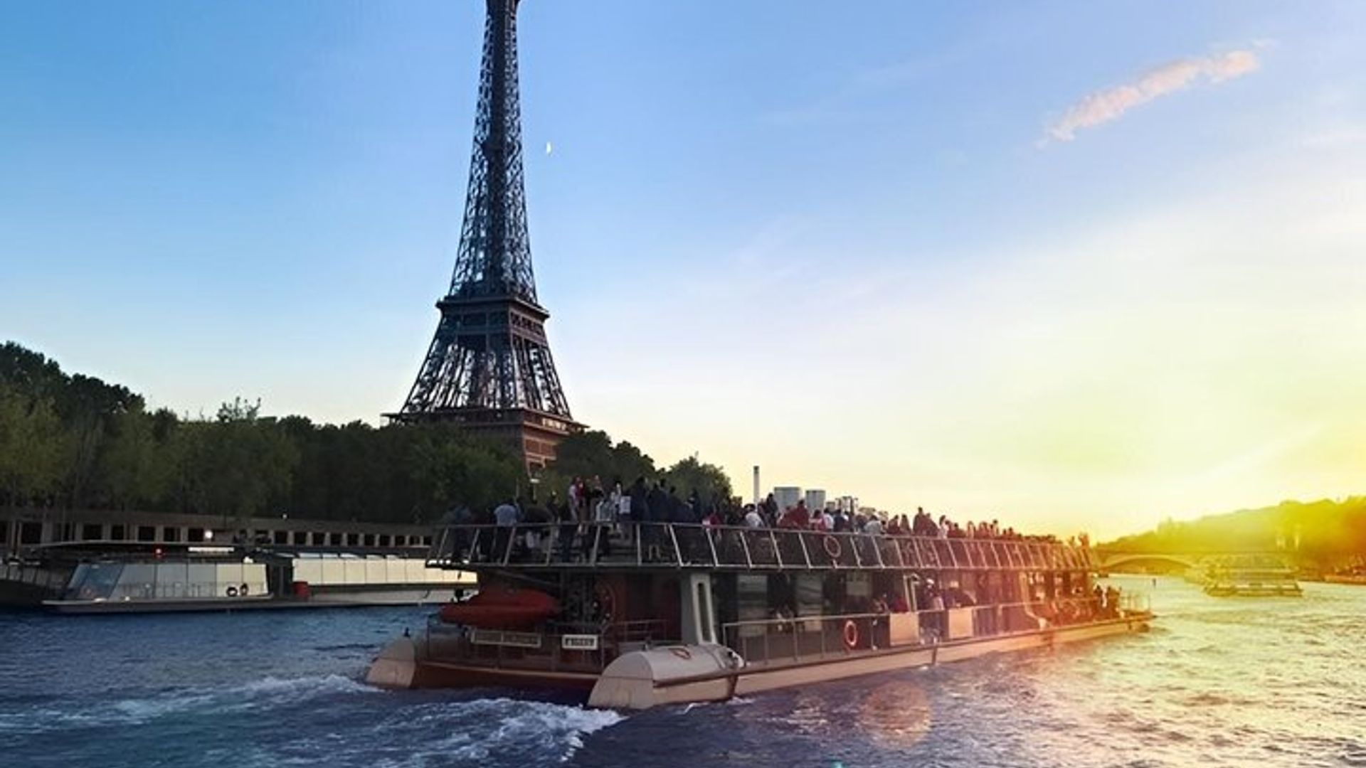 One-Hour Seine River Sightseeing Cruise with Audio Commentary
