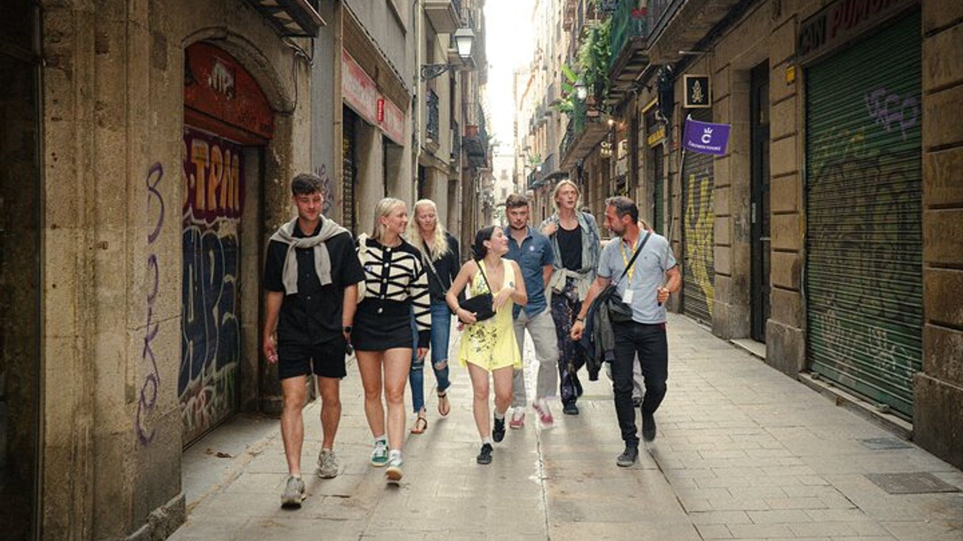 Barcelona Old City Guided Tour with Tapas and Drinks