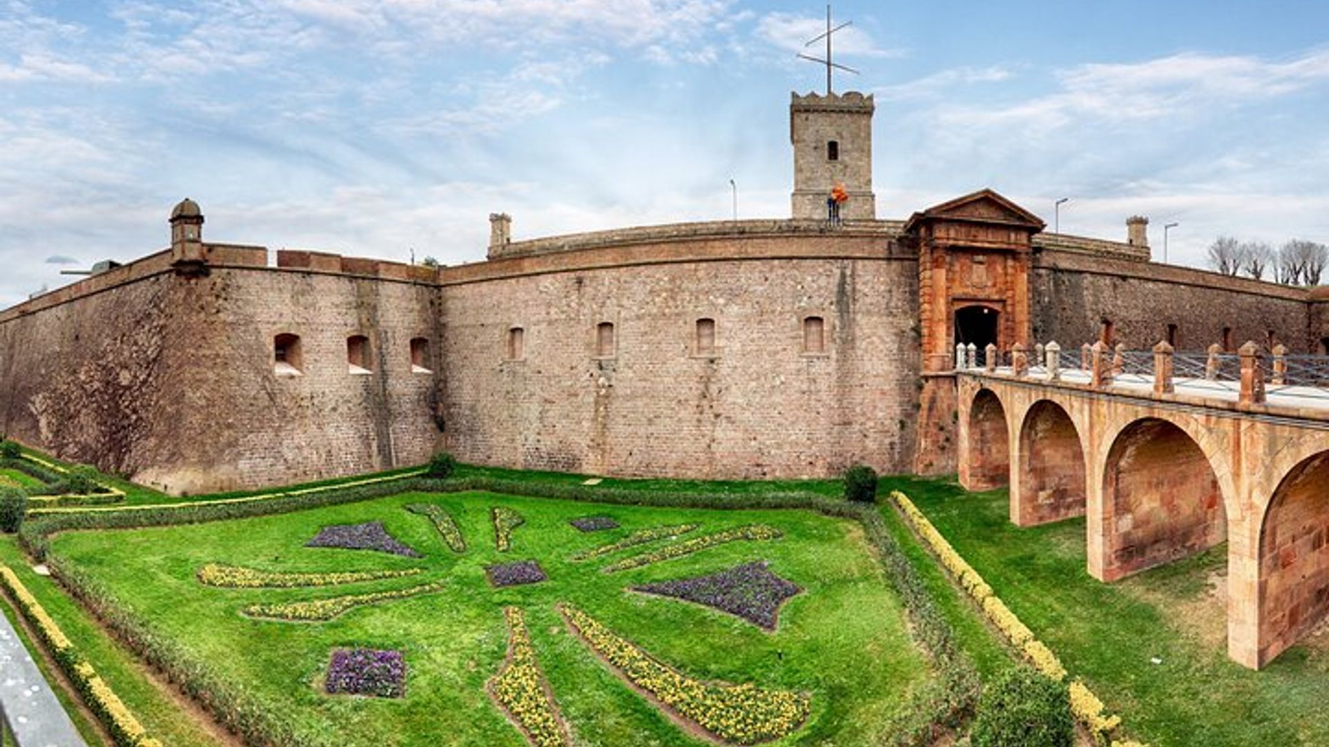Barcelona: Montjuïc Castle Skip-the-Line Tour & Cable Car Ride