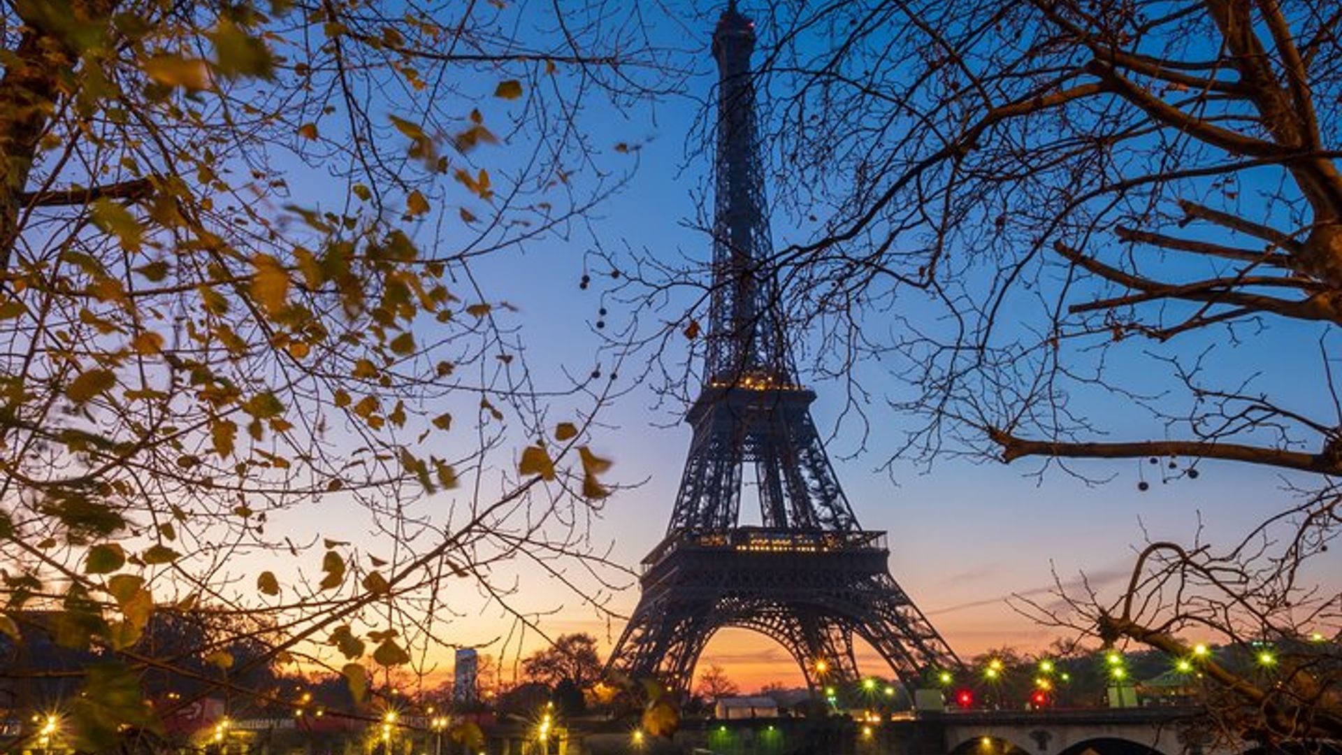 Paris : Visite guidée de la Tour Eiffel par escalier avec sommet facultatif
