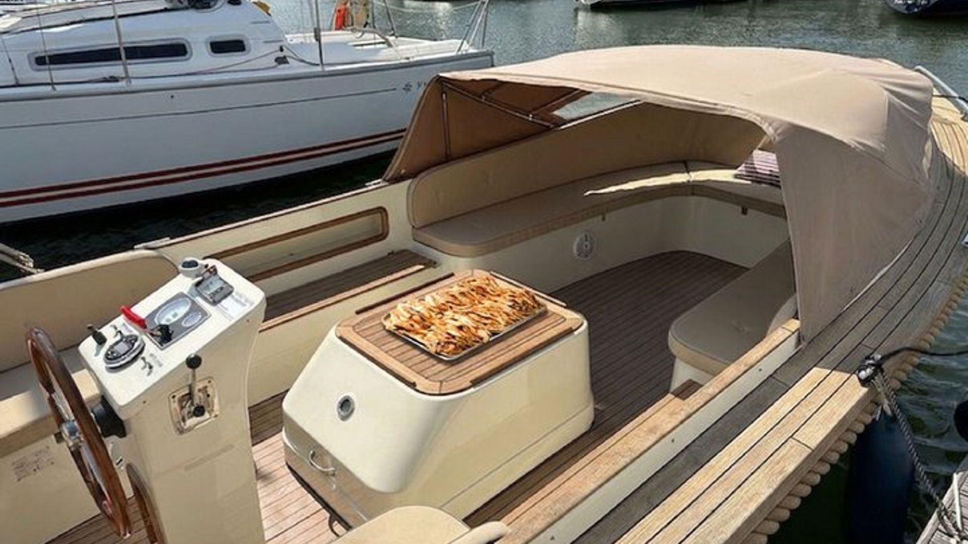 Lissabon Kleine Gruppe Tejo-Bootsfahrt mit Pizza und Open Bar