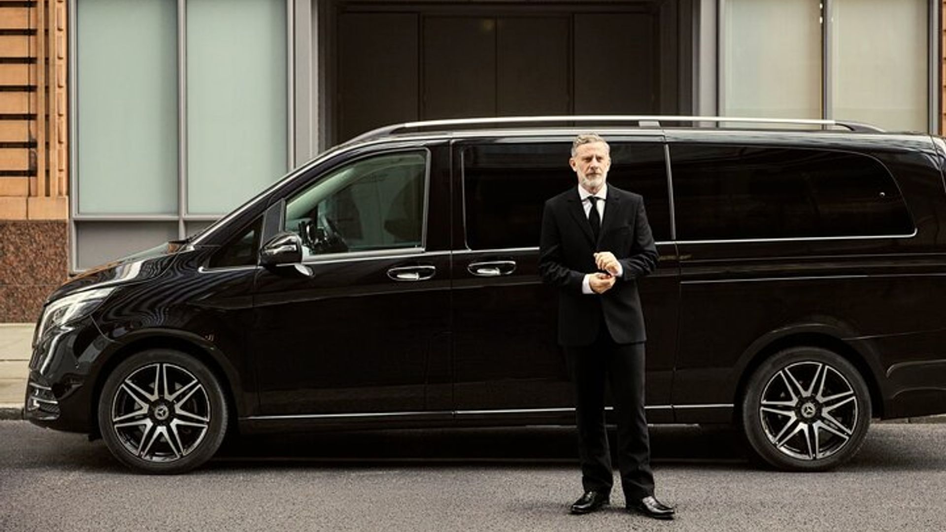 Paris Private Van Transfert: CDG, Orly, Disneyland & Versailles