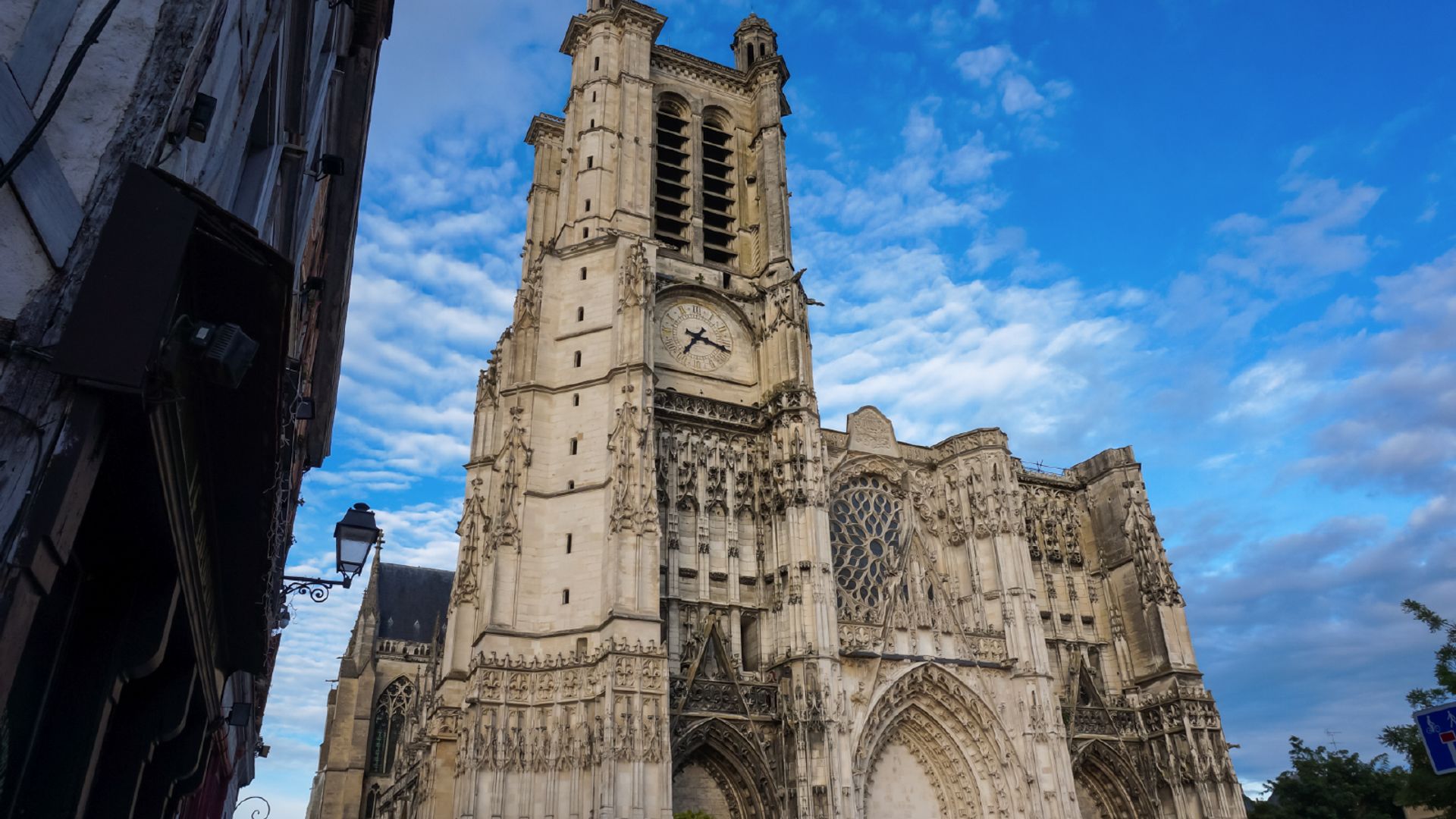 Troyes: Audio guided walking tour (1h40 - 25 audio comments)