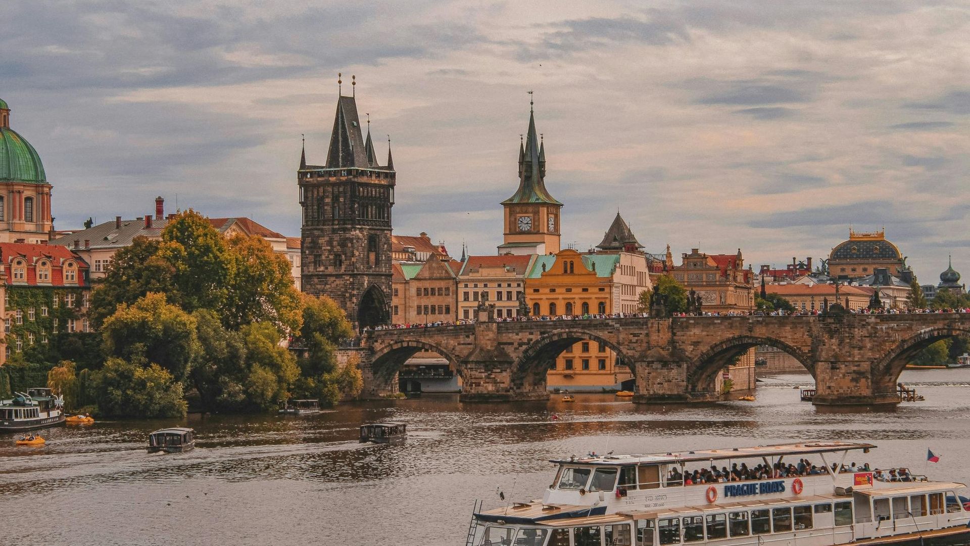 Prague Castle ticket with Vltava cruise and hop-on hop-off bus