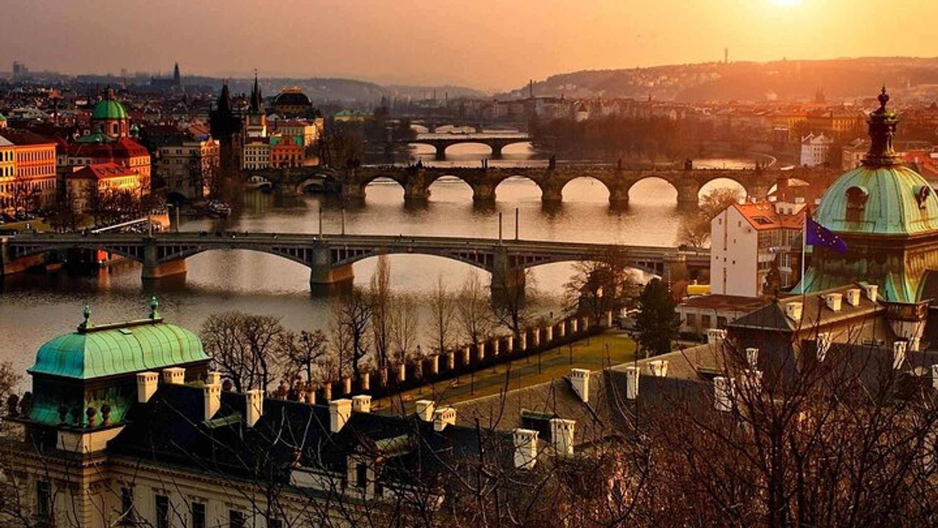 Prague Highlights Walking Tour with Castle and Sightseeing Cruise