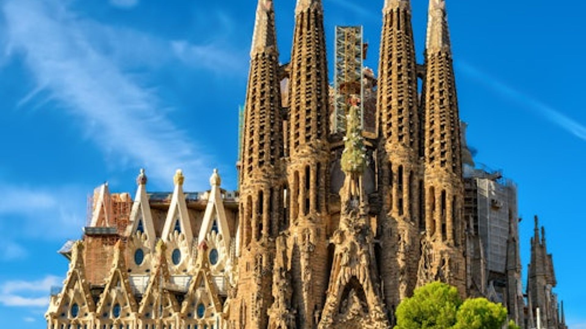 Barcelona: Small Group Guided Tour + Sagrada Familia Skip The Line + Transfers