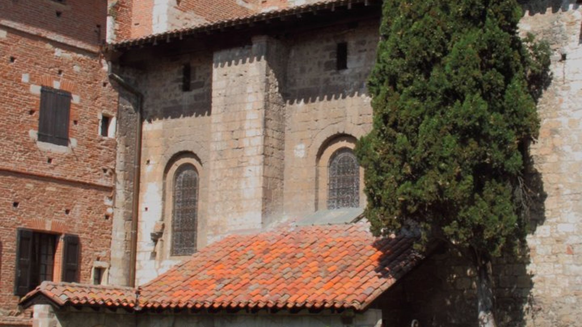 From Cathars to Kings: Albi and Cordes-sur-Ciel Day Trip