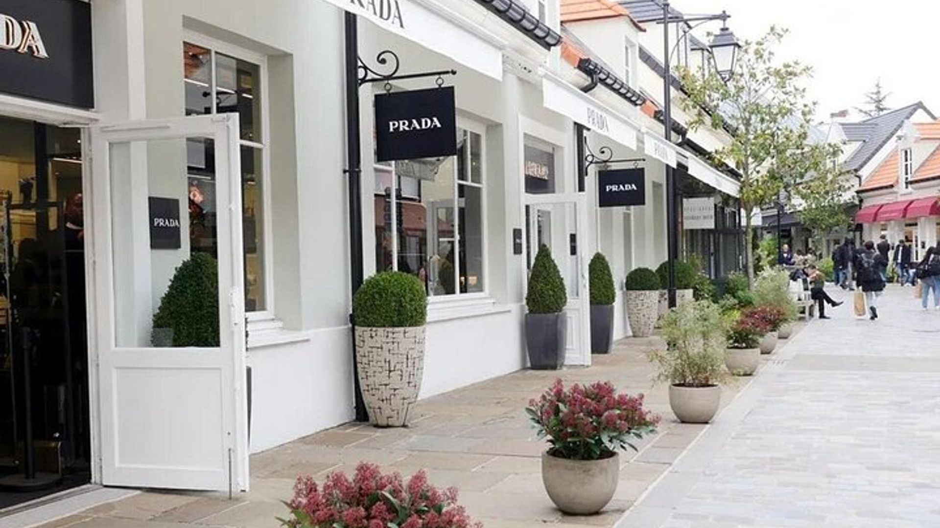 Shopping Tour zum La Vallée Village Outlet im privaten Auto oder Van