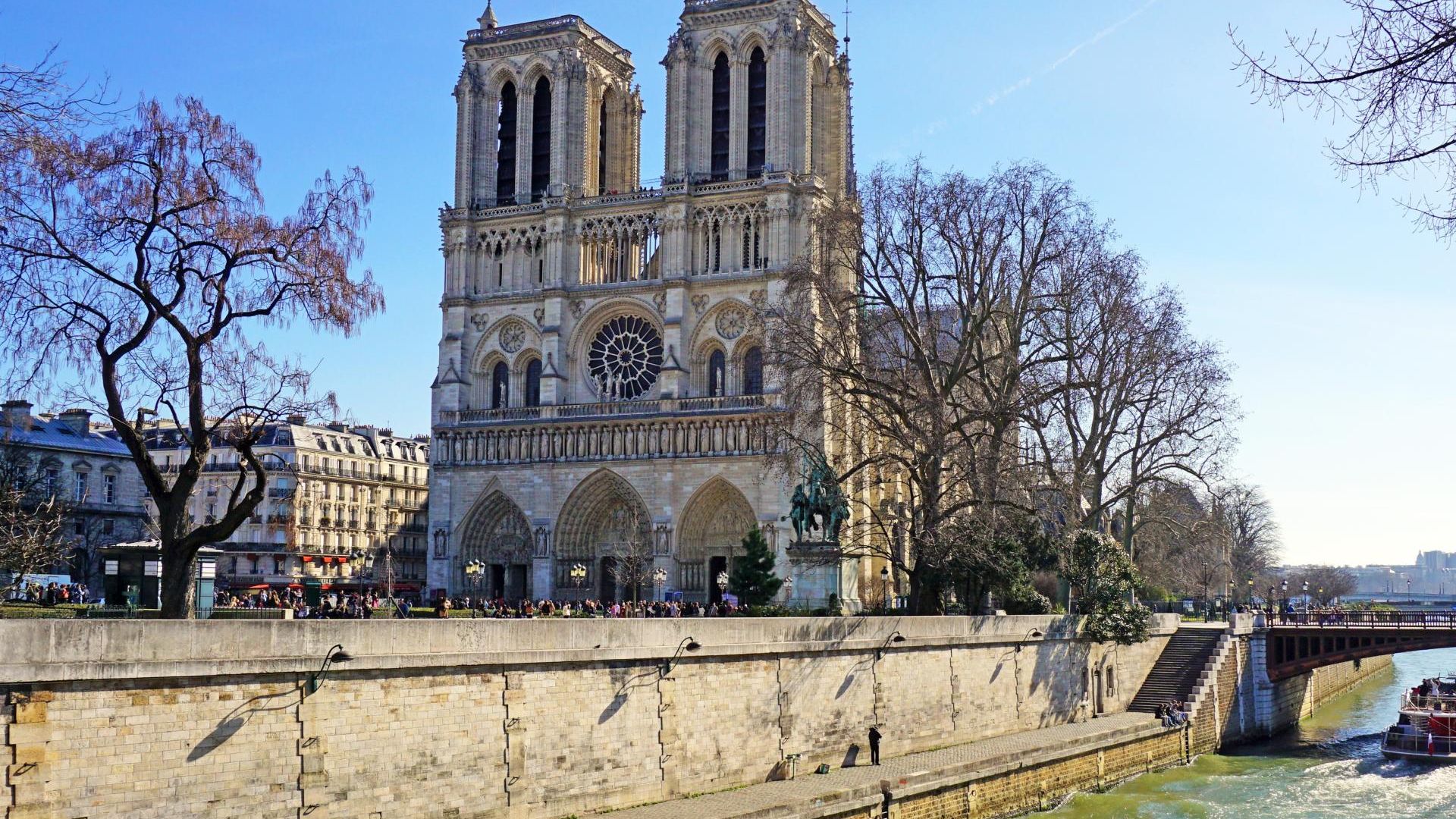 Paris Highlights: Notre Dame Island with Entry to Sainte-Chapelle