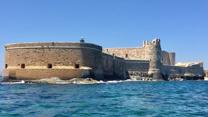 Boat tour Ortigia, sea caves and Pillirina 2h