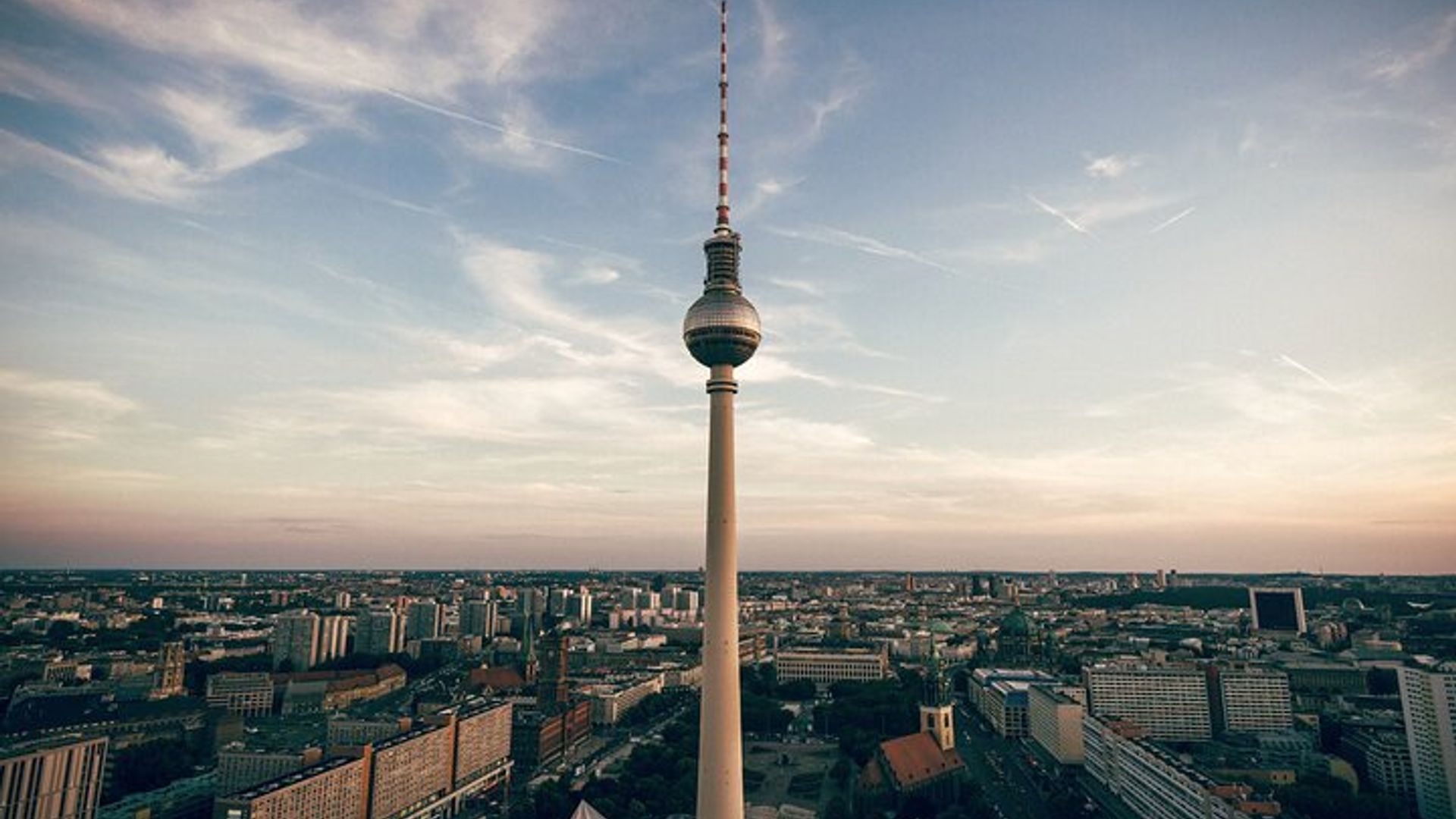 Layover in Berlin a Private Tour with a local: Best Highlights of Berlin