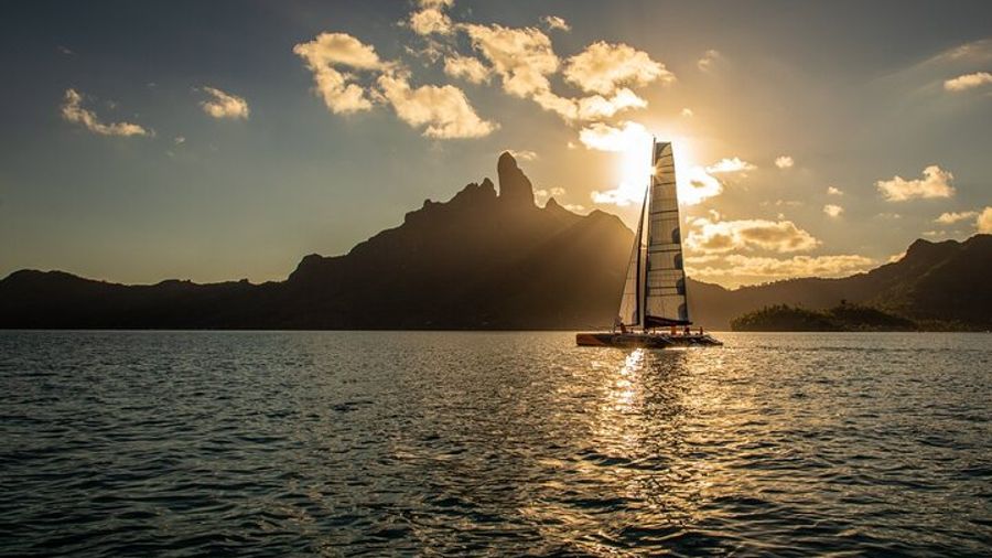 LUXURY Catamaran Bora Bora : The Sunset Escape