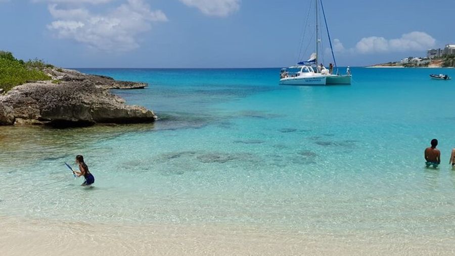 Sailing, Snorkeling, and Swimming Tour with Drinks and Lunch