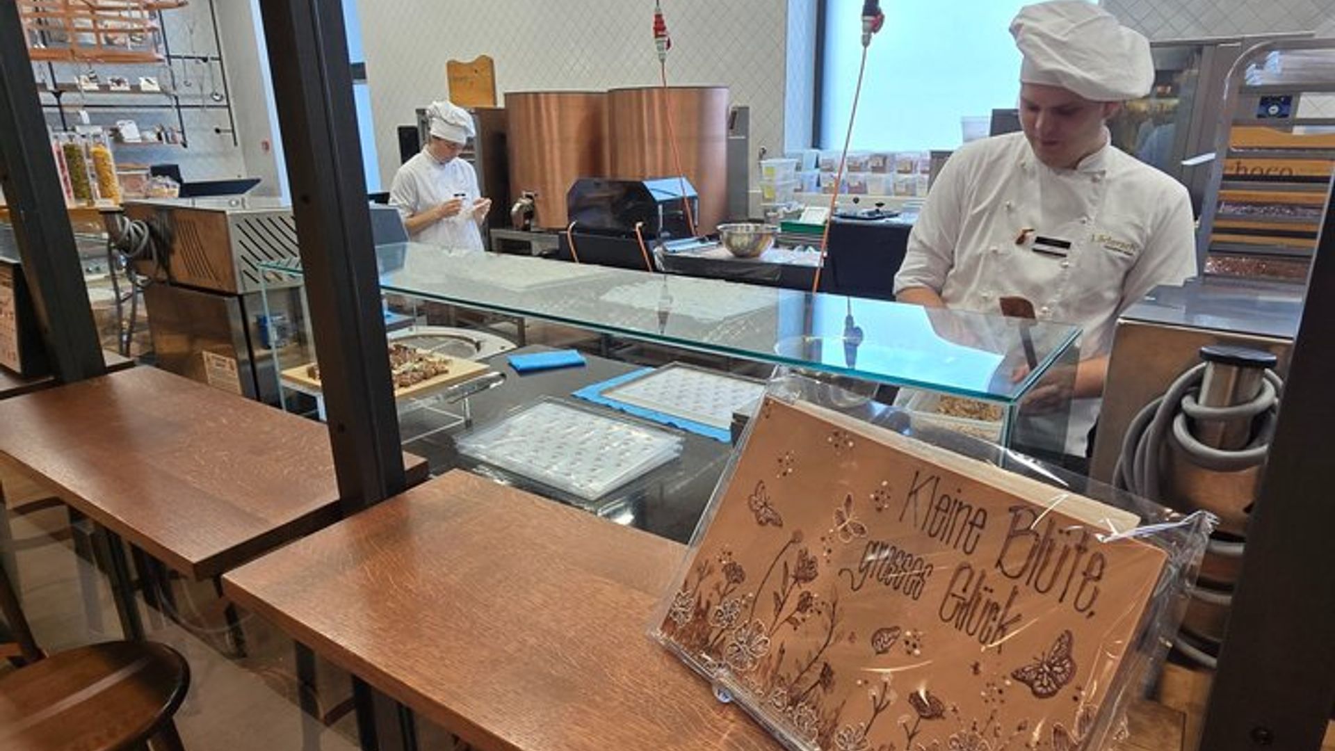 Tour Esclusivo della Fabbrica di Cioccolato con Degustazione e Decorazione