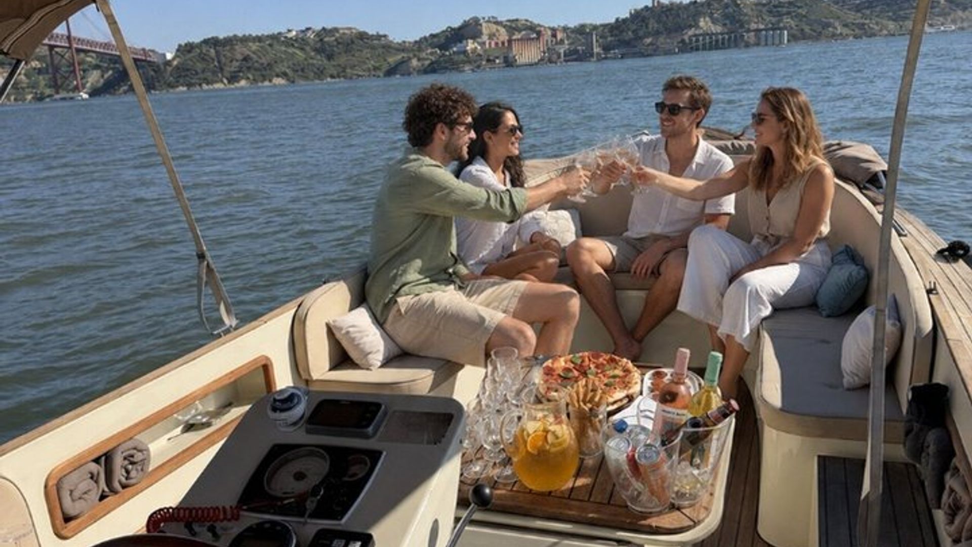 Croisière en bateau du Tage en petit groupe à Lisbonne avec pizza et bar ouvert